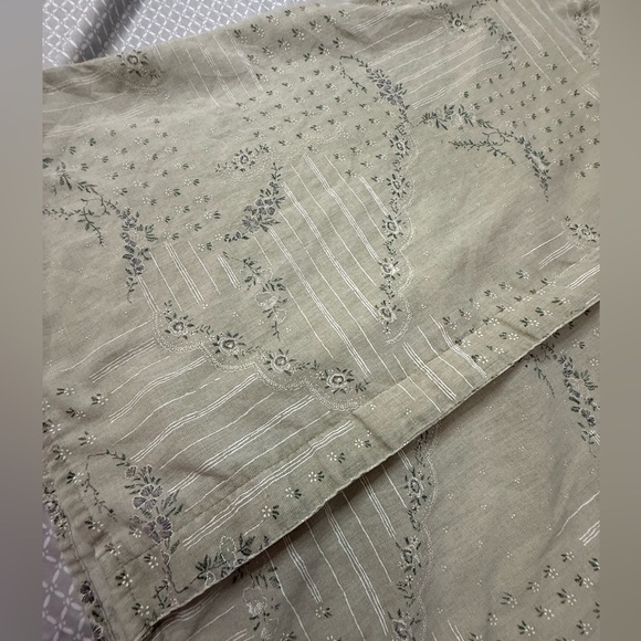 Light Tan Floral Shirt
 Size on picture no label on shirt 
Tap - Picture 5 of 5